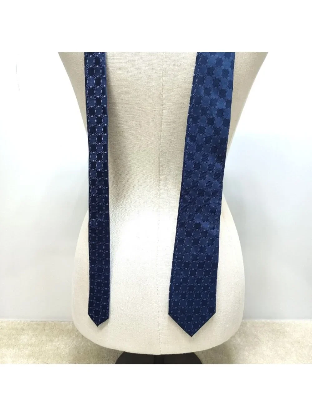 Michael Kors Geometric Medallion Silk Necktie Circle Logo Jacquard Mens Formal